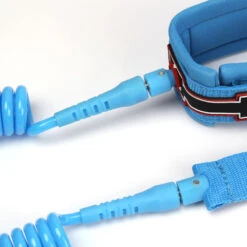 LEASH DE SUP HOWZIT COIL BLEU 9' -Magasin De Bateaux leash de sup howzit coil bleu 9 1 3