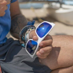 LUNETTES DE SOLEIL VERRE POLARISÉ CREW IRISCO BLANC 16 LUNETTES DE SOLEIL VERRE POLARISÉ CREW IRISCO BLANC -Magasin De Bateaux lunettes de soleil verre polarise crew irisco blanc 2